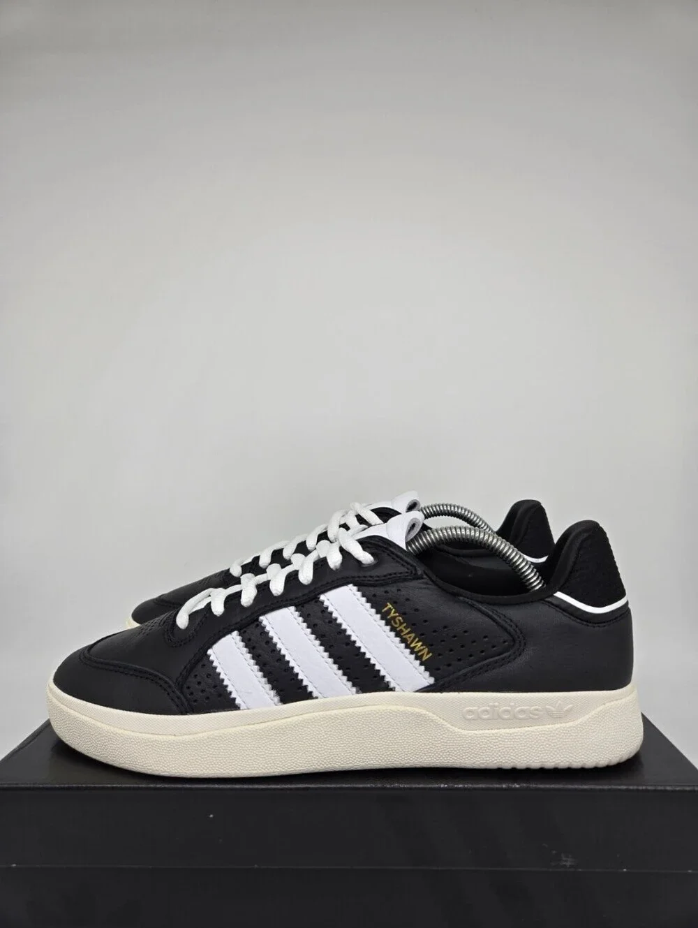 adidas Men's Tyshawn Low JQ1137 Core Black Cloud White Shoes Size 11.5